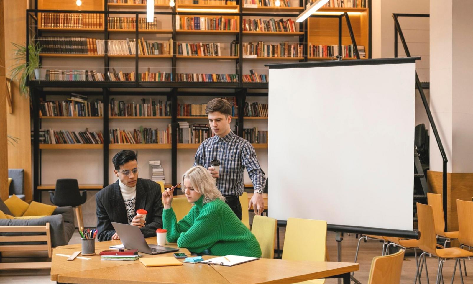 Современный офис Lymbex в историческом центре Гента с видом на канал